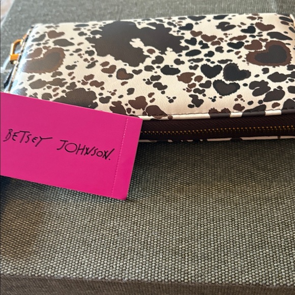 NWT Betsey Johnson Brown and cream Cow Print Wallet with wrist strap - Picture 4 of 5